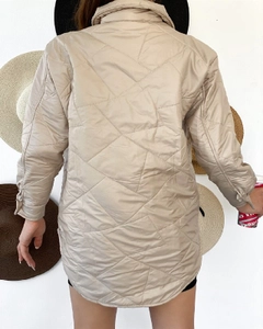Una modella di abbigliamento all'ingrosso indossa 29856 - Jacket - Beige, vendita all'ingrosso turca di Giacca di Sobe