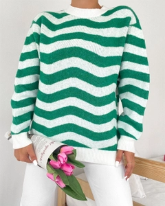 Bir model, Sobe toptan giyim markasının 33501 - Sweater - Green toptan Kazak ürününü sergiliyor.