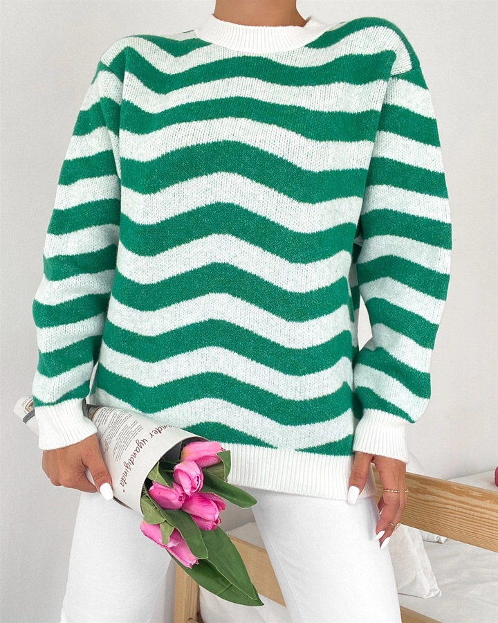 Ein Bekleidungsmodell aus dem Großhandel trägt 33501 - Sweater - Green, türkischer Großhandel Pullover von Sobe