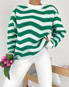 Ein Bekleidungsmodell aus dem Großhandel trägt 33501 - Sweater - Green, türkischer Großhandel Pullover von Sobe