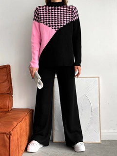 Una modella di abbigliamento all'ingrosso indossa 34794 - Suit - Pink And Black, vendita all'ingrosso turca di Abito di Sobe