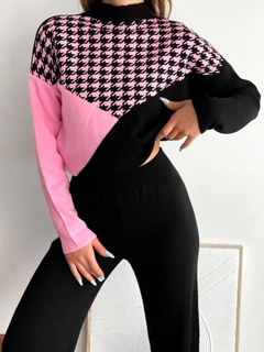 Bir model, Sobe toptan giyim markasının 34794 - Suit - Pink And Black toptan Takım ürününü sergiliyor.