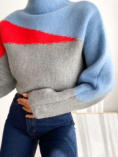Bir model, Sobe toptan giyim markasının 35242 - Sweater - Blue Grey And Orange toptan Kazak ürününü sergiliyor.