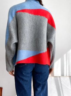 Bir model, Sobe toptan giyim markasının 35242 - Sweater - Blue Grey And Orange toptan Kazak ürününü sergiliyor.