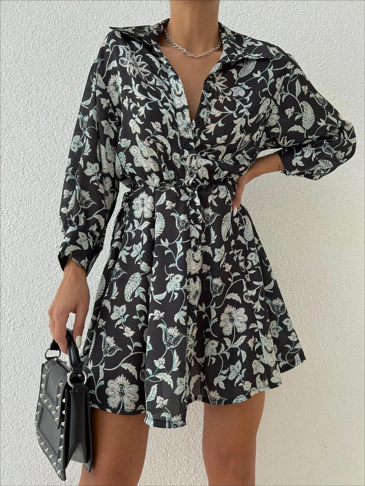 Een kledingmodel uit de groothandel draagt 35253 - Dress - Black And Ecru, Turkse groothandel Jurk van Sobe