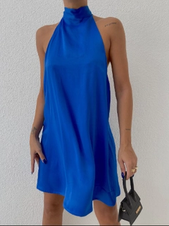 Bir model, Sobe toptan giyim markasının 35254 - Dress - Saxe toptan Elbise ürününü sergiliyor.