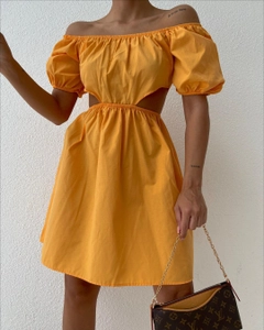 Una modella di abbigliamento all'ingrosso indossa 35286 - Dress - Yellow, vendita all'ingrosso turca di Vestito di Sobe