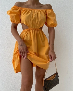 Bir model, Sobe toptan giyim markasının 35286 - Dress - Yellow toptan Elbise ürününü sergiliyor.