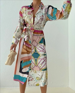 Bir model, Sobe toptan giyim markasının 35287 - Dress - Mix Color toptan Elbise ürününü sergiliyor.