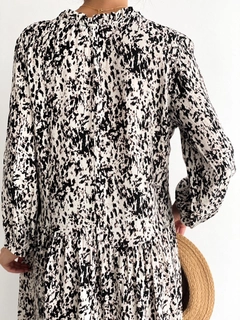 Ένα μοντέλο χονδρικής πώλησης ρούχων φοράει 35293 - Dress - Black And White, τούρκικο Φόρεμα χονδρικής πώλησης από Sobe