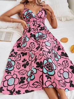 Bir model, Sobe toptan giyim markasının 35314 - Dress - Pink toptan Elbise ürününü sergiliyor.