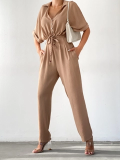 Una modella di abbigliamento all'ingrosso indossa 35320 - Jumpsuit - Mink, vendita all'ingrosso turca di Tuta di Sobe
