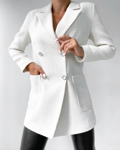 Bir model, Sobe toptan giyim markasının 35345 - Jacket - Ecru toptan Ceket ürününü sergiliyor.