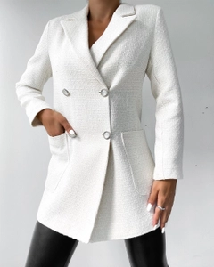 Bir model, Sobe toptan giyim markasının 35345 - Jacket - Ecru toptan Ceket ürününü sergiliyor.