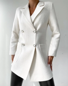 Ein Bekleidungsmodell aus dem Großhandel trägt 35345 - Jacket - Ecru, türkischer Großhandel Jacke von Sobe