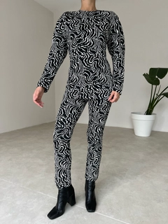 Bir model, Sobe toptan giyim markasının 35352 - Suit - Black And White toptan Takım ürününü sergiliyor.