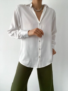 Bir model, Sobe toptan giyim markasının 39791 - Shirt - White toptan Gömlek ürününü sergiliyor.