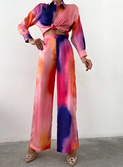 Bir model, Sobe toptan giyim markasının 39819 - Suit - Mix Color toptan Takım ürününü sergiliyor.