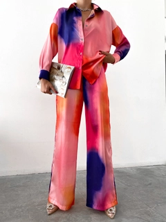 Bir model, Sobe toptan giyim markasının 39819 - Suit - Mix Color toptan Takım ürününü sergiliyor.