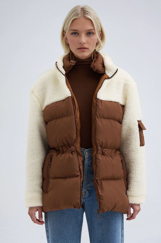 Sobe Istanbul Ruda Pūkinė Striukė Su Aukštu Apykakle Ir Kišenėmis Su Sklende Didmeninė prekyba drabužiais Kokteilinė