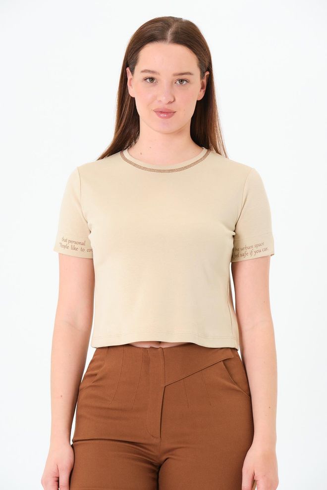 Sortie Collection Beige Lässiges T Shirt Mit Buchstabendruck Normale Passform Crop Großhandelskleidung Lässig