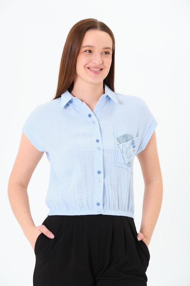 Sortie Collection Chemise Bleue Décontractée Mignonne Boutonnée Col Polo Raccourcie Vêtements en gros Décontracté