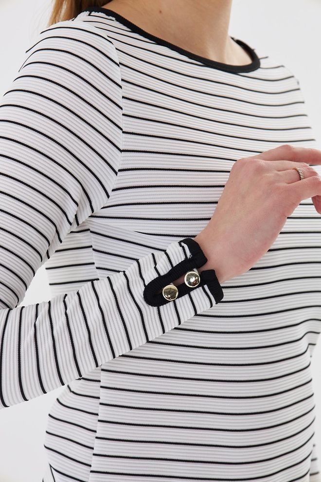 Sortie Collection Biała Prążkowana Bluzka Slim Fit Hurtowa sprzedaż odzieży Odpoczynek