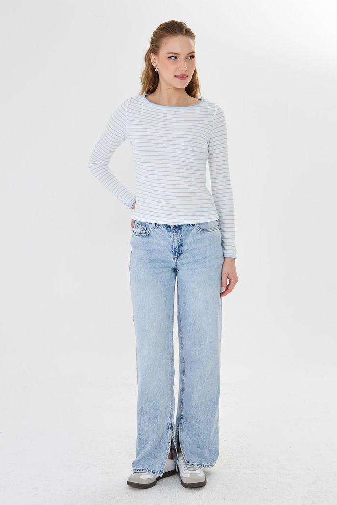 Sortie Collection Biała Prążkowana Dopasowana Bluzka Z Dekoltem W Łódkę Hurtowa sprzedaż odzieży Wiosna