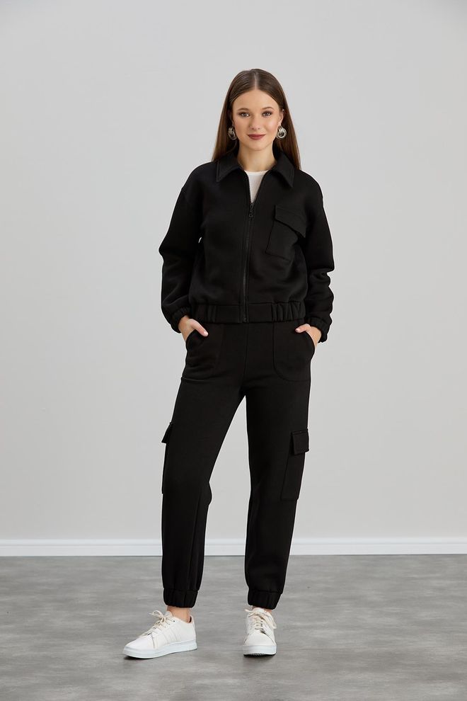 Sortie Collection Črna Trenirka S Cargo Hlačami In Žepi Z Zavihkom Black Tracksuit With Cargo Pants And Flap Pockets Oblačila na debelo Ležerno