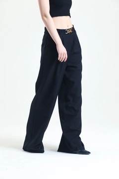 Una modella di abbigliamento all'ingrosso indossa 47988 - Chain Detail Palazzo Trousers, vendita all'ingrosso turca di Pantaloni di Slash