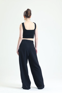 Bir model, Slash toptan giyim markasının 47988 - Chain Detail Palazzo Trousers toptan Pantolon ürününü sergiliyor.