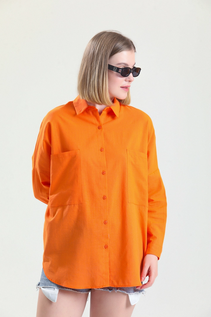 Una modella di abbigliamento all'ingrosso indossa SLA10052 - Cotton Flam Shirt, vendita all'ingrosso turca di Camicia di Slash