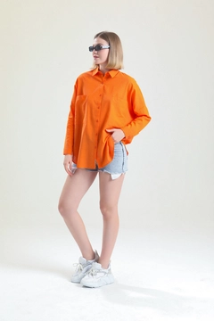 Una modella di abbigliamento all'ingrosso indossa SLA10052 - Cotton Flam Shirt, vendita all'ingrosso turca di Camicia di Slash