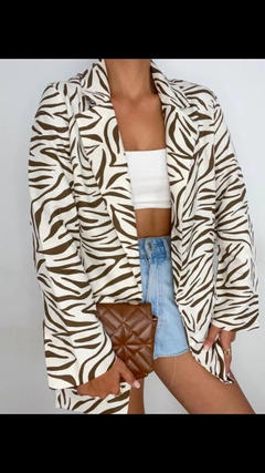 Una modella di abbigliamento all'ingrosso indossa SLA10060 - Linen Jacket, vendita all'ingrosso turca di Giacca di Slash