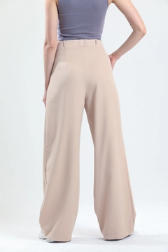 Una modella di abbigliamento all'ingrosso indossa SLA10001 - CHAIN DETAIL PALAZZO PANTS, vendita all'ingrosso turca di Pantaloni di Slash