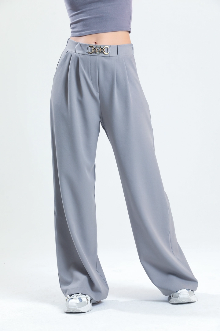 Una modella di abbigliamento all'ingrosso indossa SLA10002 - Chain Detail Palazzo Trousers, vendita all'ingrosso turca di Pantaloni di Slash