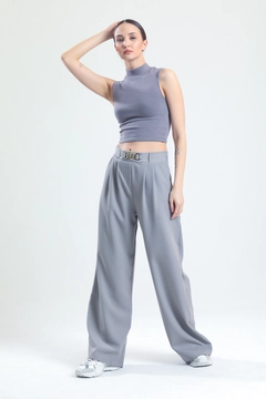 Bir model, Slash toptan giyim markasının SLA10002 - Chain Detail Palazzo Trousers toptan Pantolon ürününü sergiliyor.