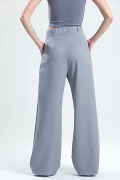 Een kledingmodel uit de groothandel draagt SLA10002 - Chain Detail Palazzo Trousers, Turkse groothandel Broek van Slash