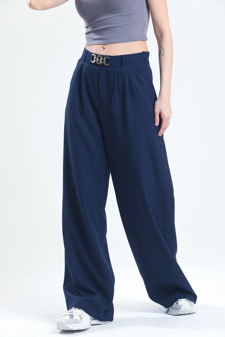 Bir model, Slash toptan giyim markasının SLA10003 - Chain Detail Palazzo Trousers toptan Pantolon ürününü sergiliyor.