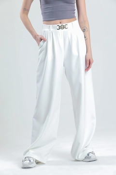 Una modelo de ropa al por mayor lleva SLA10006 - Chain Detail Palazzo Trousers, Pantalón turco al por mayor de Slash