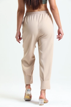 Een kledingmodel uit de groothandel draagt SLA10007 - Elastic Waist Pleated Trousers, Turkse groothandel Broek van Slash