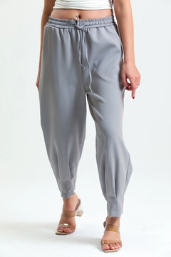 Ein Bekleidungsmodell aus dem Großhandel trägt SLA10008 - Elastic Waist Pleated Trousers, türkischer Großhandel Hose von Slash