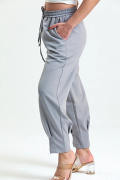 Una modella di abbigliamento all'ingrosso indossa SLA10008 - Elastic Waist Pleated Trousers, vendita all'ingrosso turca di Pantaloni di Slash
