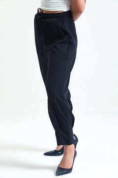 Una modella di abbigliamento all'ingrosso indossa SLA10009 - Elastic Waist Pleated Trousers, vendita all'ingrosso turca di Pantaloni di Slash