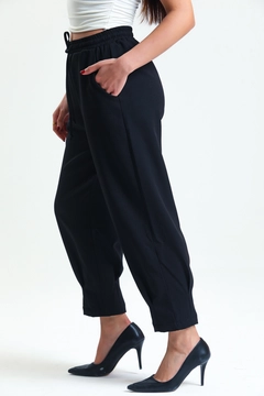 Bir model, Slash toptan giyim markasının SLA10009 - Elastic Waist Pleated Trousers toptan Pantolon ürününü sergiliyor.