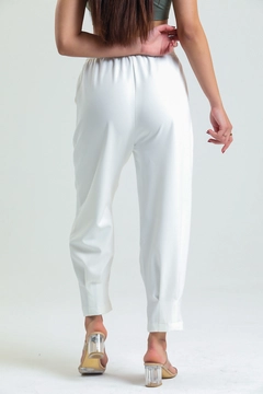 Een kledingmodel uit de groothandel draagt SLA10011 - Elastic Waist Pleated Trousers, Turkse groothandel Broek van Slash