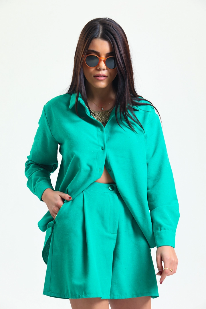 Una modella di abbigliamento all'ingrosso indossa SLA10025 - Shorts Linen Set, vendita all'ingrosso turca di Abito di Slash