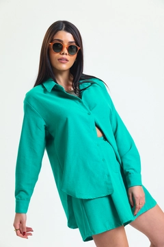 Een kledingmodel uit de groothandel draagt SLA10025 - Shorts Linen Set, Turkse groothandel Pak van Slash