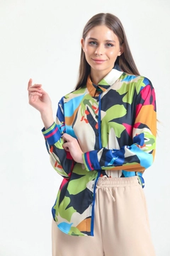 Ένα μοντέλο χονδρικής πώλησης ρούχων φοράει SLA10029 - Satin Shirt, τούρκικο Πουκάμισο χονδρικής πώλησης από Slash