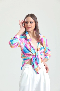 Una modella di abbigliamento all'ingrosso indossa SLA10031 - Satin Shirt, vendita all'ingrosso turca di Camicia di Slash